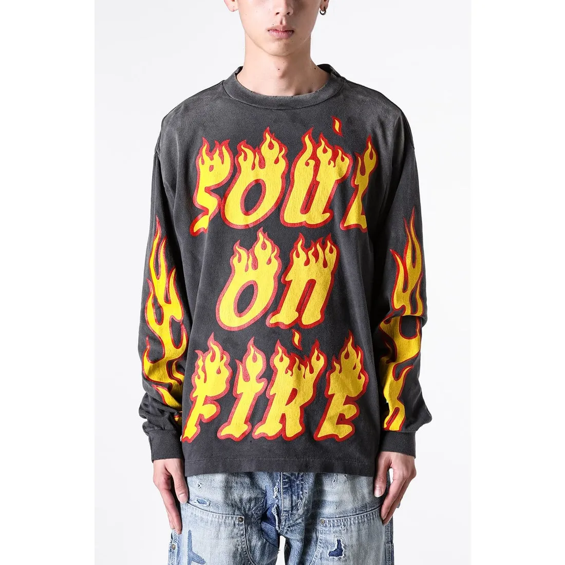 SAINT Mxxxxxx LS TEE/SOUL ON FIRE/BLK Soul flame/flame long sleeves, washed black S-XL, look for cylindrical fabrics with no side seams, don’t buy open ones anymore, boring Assute ready-made garments dyed, sprayed the whole thing with horse-hair spray, and then sprayed again to fade the color, the collar and cuffs are frayed, many places are torn, super large printing position, very difficult to print, complete accessories, with little angel anti-counterfeiting label